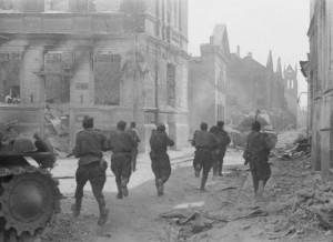 19440816_soviet_soldiers_attack_jelgava.jpg